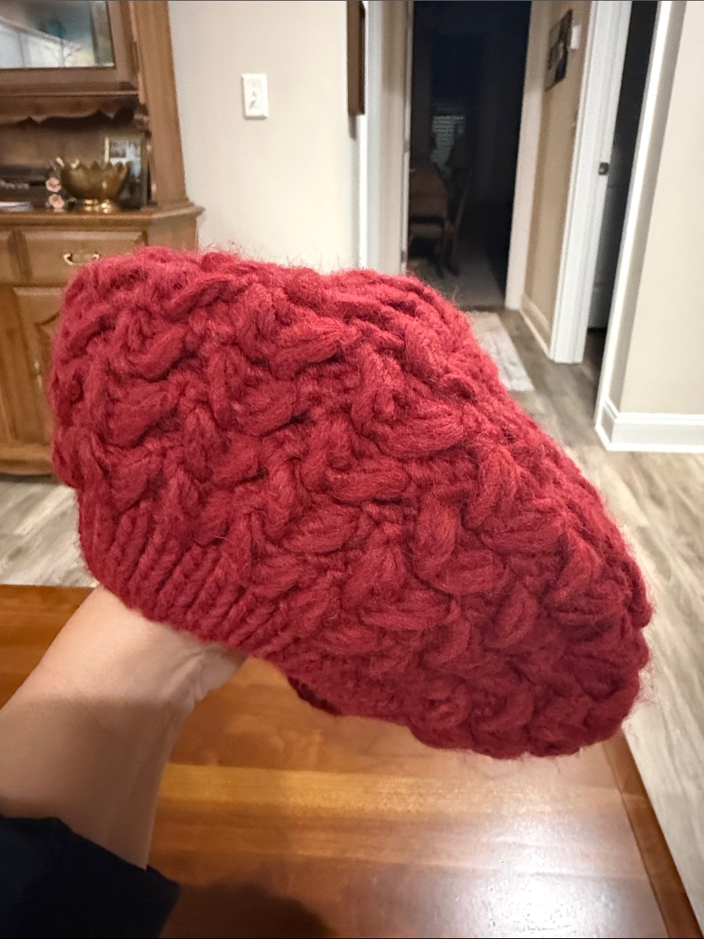 Beautiful chunky-knit beret in a rich burgundy color ❤️🍷